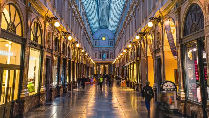 比利时布鲁塞尔市中心圣休伯特皇家画廊，拥挤的游客在大广场和商场购物时尚品牌产品的时间流逝