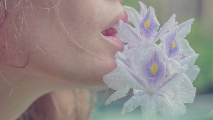 年轻女子抚摸着一朵花
