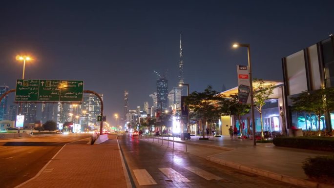 夜间照明迪拜市中心的交通街道步行全景4k延时阿联酋