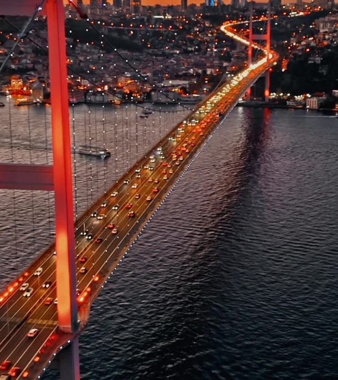 航摄雄伟的博斯普鲁斯大桥:7月15日黄金时刻烈士大桥和迷人的博斯普鲁斯海峡上的交通，#TemmuzŞ