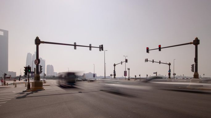 晴朗的一天阿布扎比市著名的海湾交通街道十字路口全景4k延时阿联酋