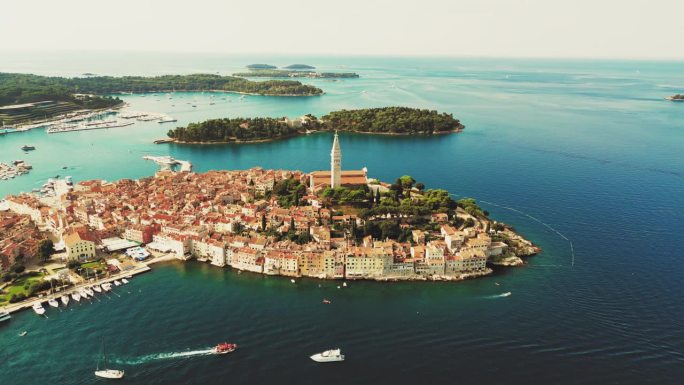 航拍无人机拍摄的历史古城与建筑和钟楼在亚得里亚海海景在克罗地亚波雷茨