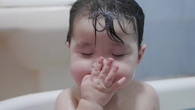 【4K原创】婴儿吐舌头洗澡