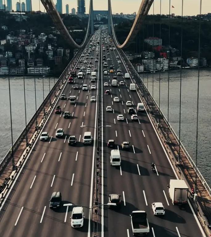 第二博斯普鲁斯大桥上的空中交通:拥抱标志性的法提赫苏丹穆罕默德大桥的黄昏# istanbul - v
