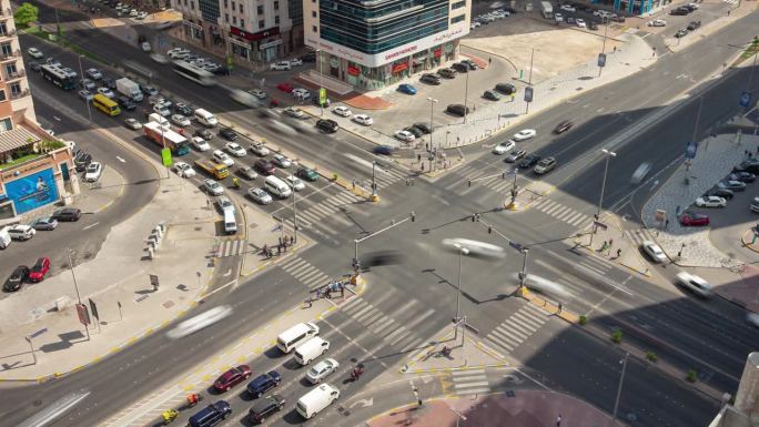 晴朗的一天阿布扎比市中心交通街道十字路口屋顶全景4k延时阿联酋