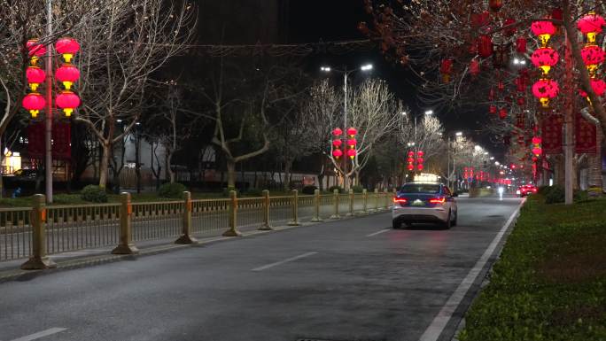 城市马路夜景行驶的车辆