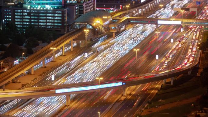 夜间照明迪拜城市主要交通道路交汇处高峰时间屋顶全景4k延时阿联酋