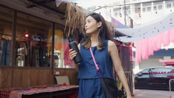 亚洲女游客在旅游中游览和漫步于古镇街头。