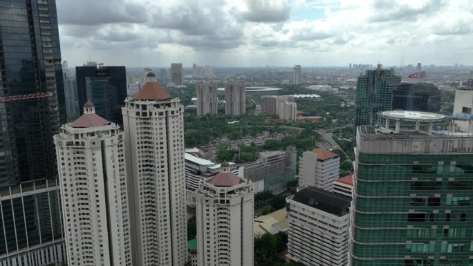白天雅加达市区建筑交通街道道路交汇处航拍全景4k印尼