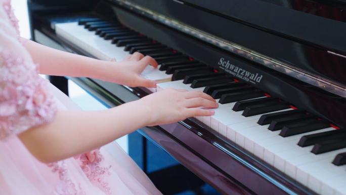 唯美儿童学生弹钢琴