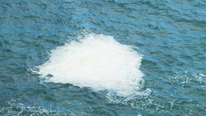 海沫积聚在海水中间，静特写慢动作