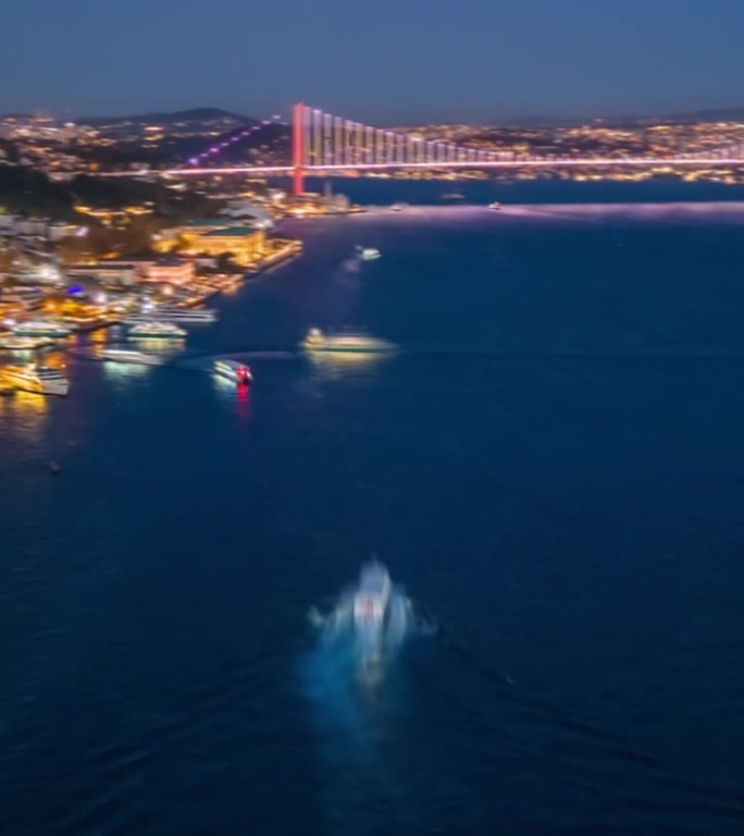 空中暮光奇迹:伊斯坦布尔沿海宝石的超延时动态模糊，7月15日烈士桥背景和航海舞蹈#无人机发现#城市暮