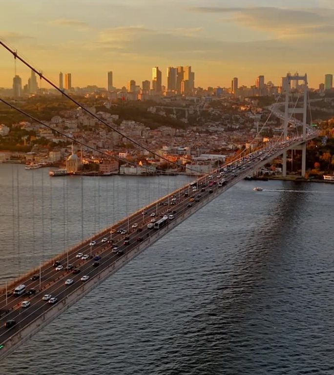 黄金时间，标志性的法提赫苏丹穆罕默德大桥和金融区拥抱黄昏，#伊斯坦布尔vibes #法提赫苏丹穆罕默