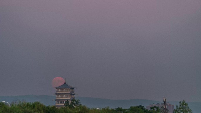 月亮从西安长安塔塔尖缓缓升起延时