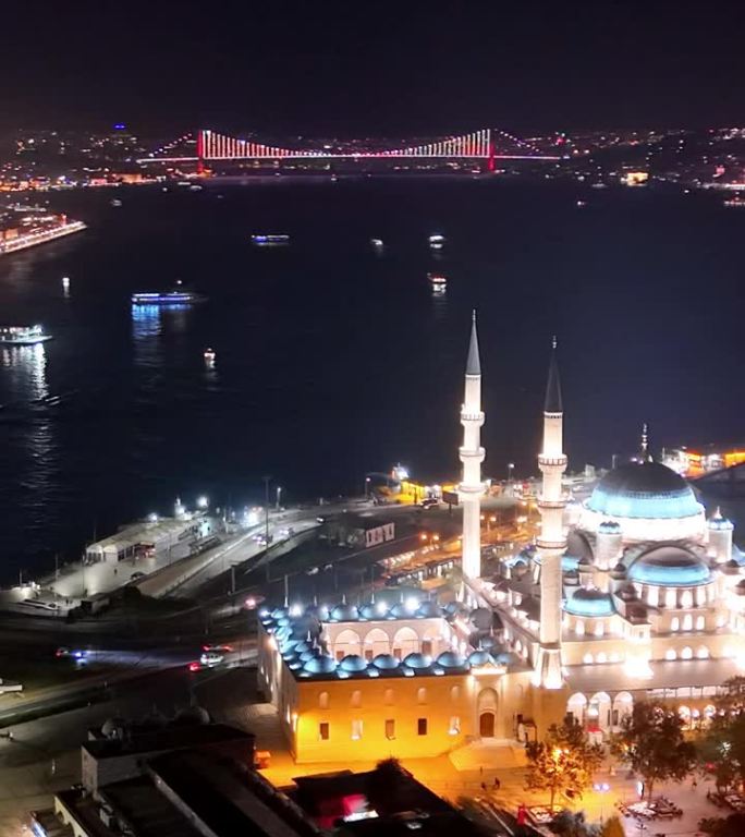 航拍伊斯坦布尔的夜间交响曲:Yeni Cami清真寺的光辉俯瞰伊斯坦布尔的金角# s<s:1> le