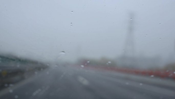 高速 下雨  汽车
