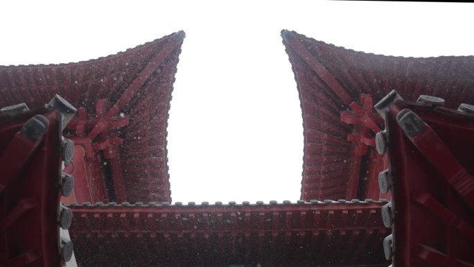 中国东方传统古建筑的屋顶上飘着雪花