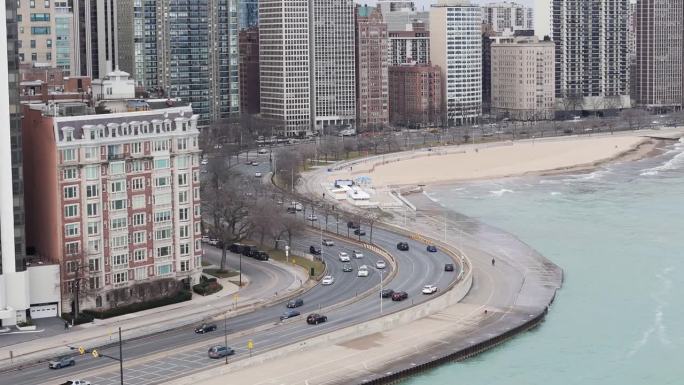 芝加哥橡树街海滩与湖滨道路交通的航拍图