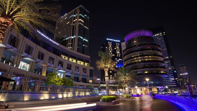 夜晚照亮著名的迪拜码头现代购物中心外部步行海湾全景4k延时阿联酋