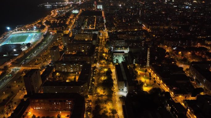 夜间照明飞行在巴塞罗那城市街区交通街道航拍全景4k西班牙