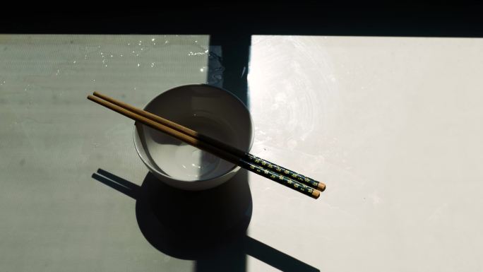 一个碗一双筷时间光影变化