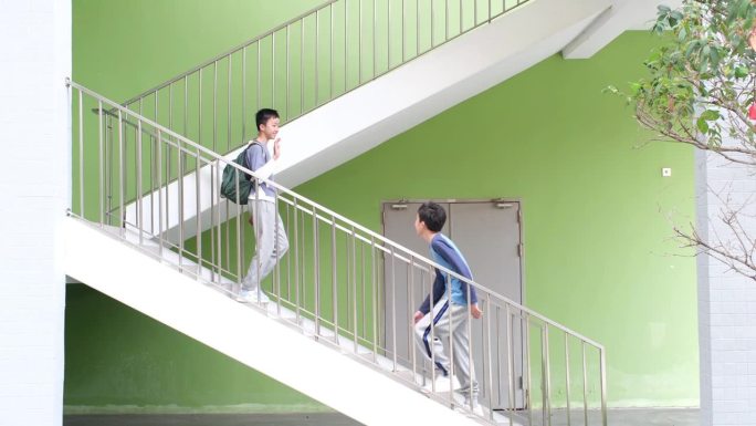 两个男孩在爬楼梯。