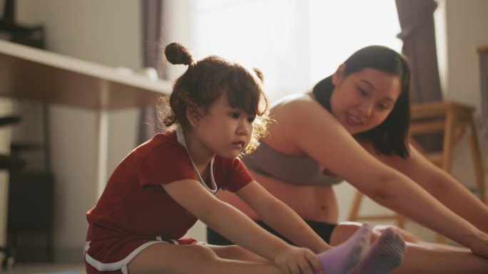 母女俩在家里一起做运动