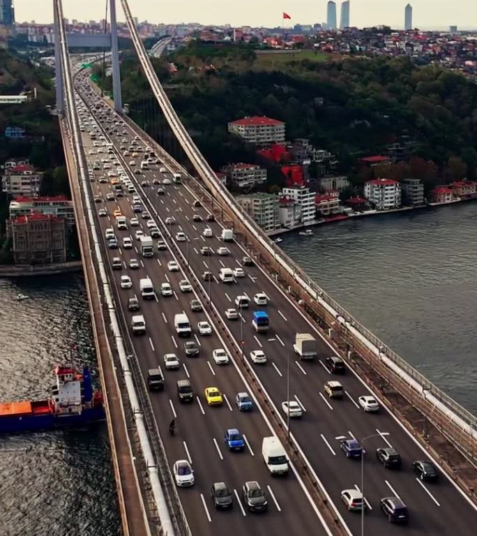标志性的法提赫苏丹穆罕默德大桥上的空中交通，#伊斯坦布尔震撼#法提赫苏丹穆罕默德大桥#博斯普鲁斯黄昏