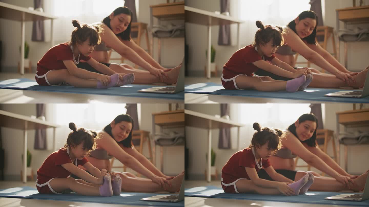 母女俩在家一起练瑜伽