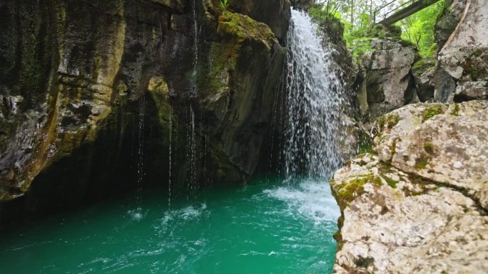瀑布在崎岖的岩石宣传片空镜头水资源