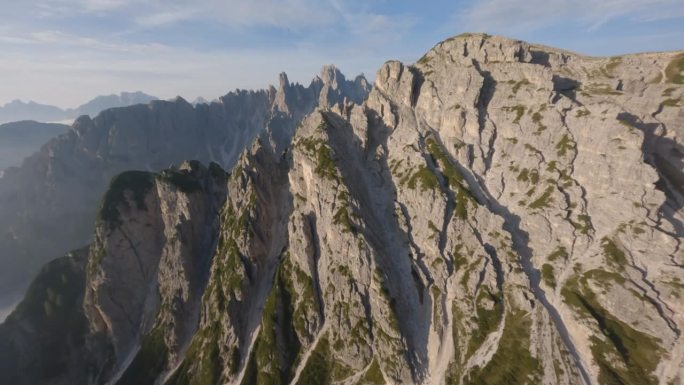 夏季，无人机飞向白云石山脉高耸的岩石山峰。意大利。空中废票