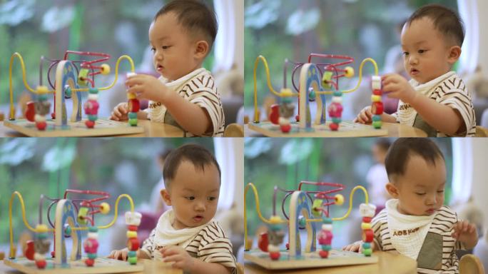 小男孩在家玩玩具婴儿玩游戏益智类玩具