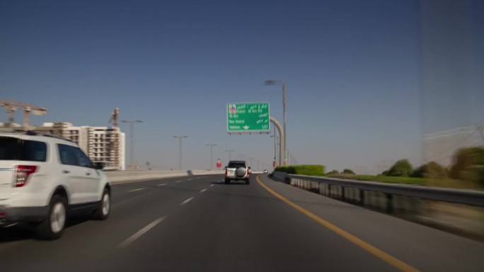 阳光明媚的一天迪拜城市公路之旅前方全景4k延时阿联酋