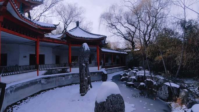 古代建筑龙泉亭与池塘雪后美景
