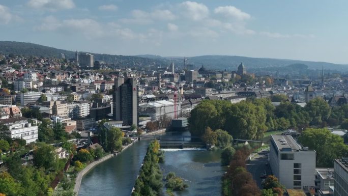 阳光明媚的一天飞越苏黎世市中心著名的河边全景4k瑞士