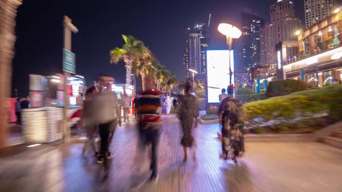 夜晚照亮迪拜城市码头著名的海滨长廊步行pov全景4k延时阿联酋