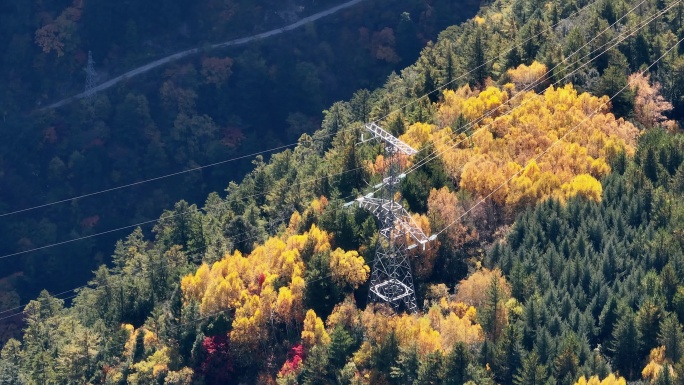 航拍山区高压塔特写