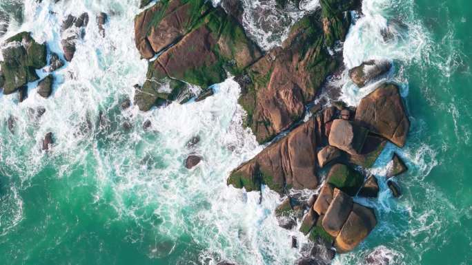 海浪拍打礁石 大海浪花拍打岩石 海洋