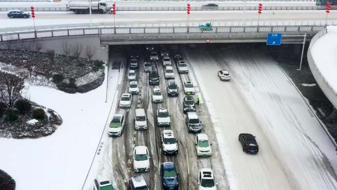 4K航拍冬季大雪天气城市汽车拥堵的场面