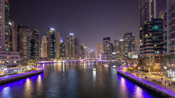 夜晚照亮迪拜市著名的码头交通大桥全景4k延时阿联酋