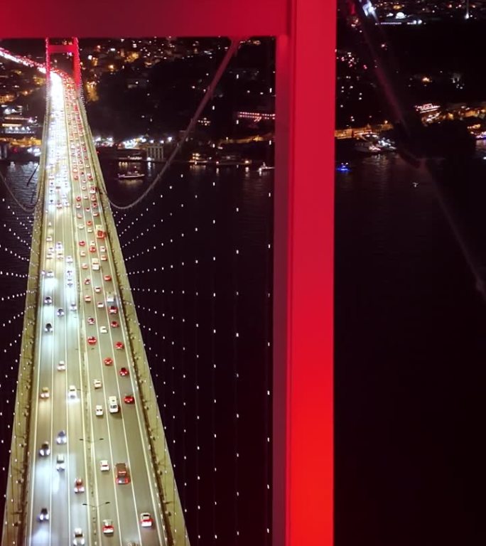 航拍的博斯普鲁斯海峡夜晚宁静:航拍的奥德赛7月15日烈士桥和伊斯坦布尔欧洲一侧的黄昏，#Temmuz
