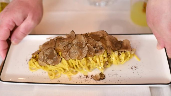 意大利面食加松露蘑菇