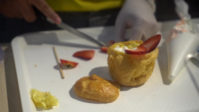 糕点师用日本奶油和浆果4k制作草莓chuox奶油泡芙