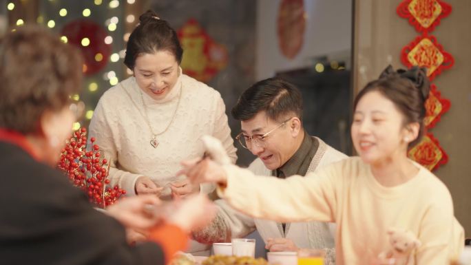 春节节日全家一起吃饺子
