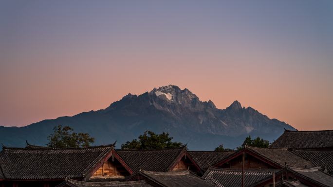 云南丽江古城玉龙雪山日照金山