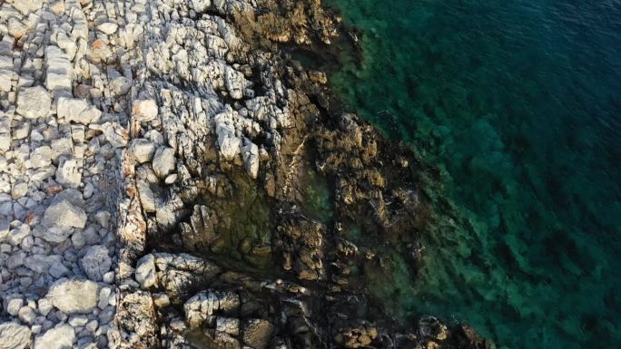 在欧洲、希腊、伯罗奔尼撒、马尼的地中海角的海滩上的岩石，在一个阳光明媚的夏天。