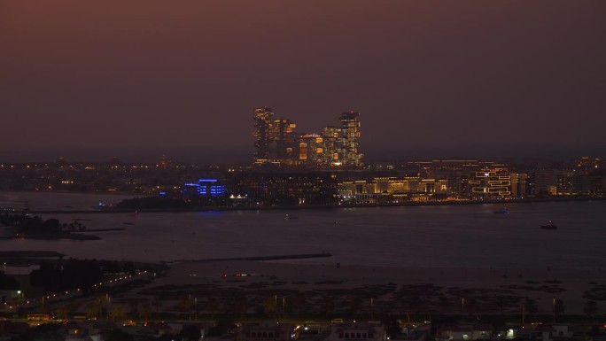 日落天空夜晚照明迪拜市著名的豪华酒店棕榈岛屋顶全景4k阿联酋