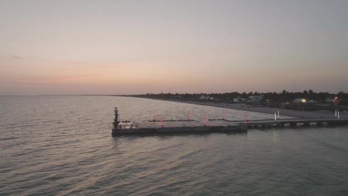 墨西哥尤卡坦半岛的剑麻海滩和码头鸟瞰图。