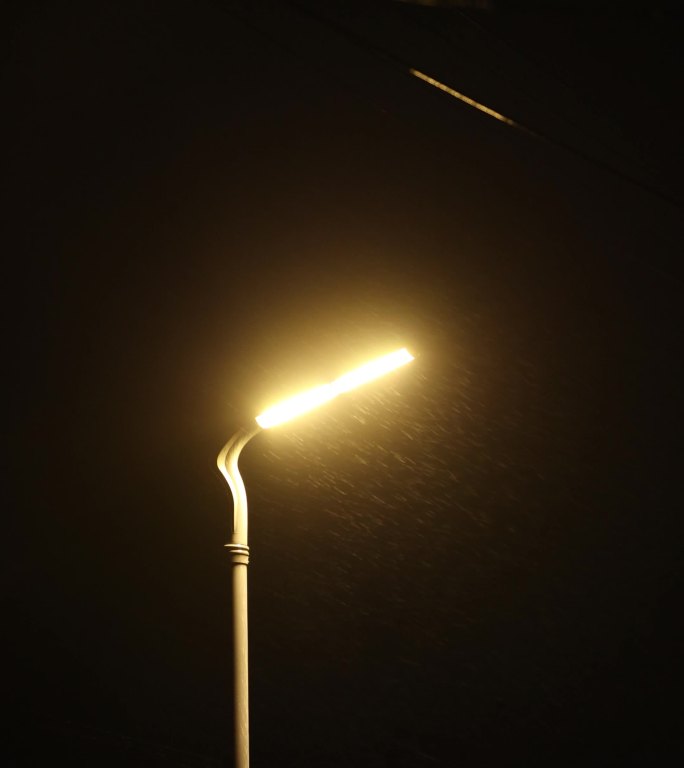 夜景路灯 下雨天 实拍视频