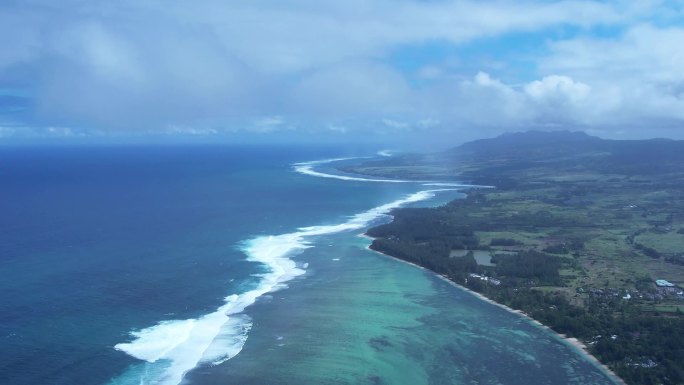 平静海面，白色浪花翻滚